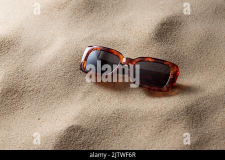 lunettes de soleil tortoiseshell sur le sable de plage Banque D'Images