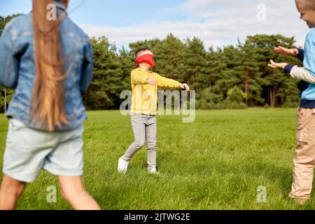 enfants heureux jouant et courant au parc Banque D'Images