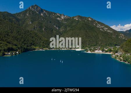 Vue sur la rive du lac de Ledro, hôtel lido Banque D'Images