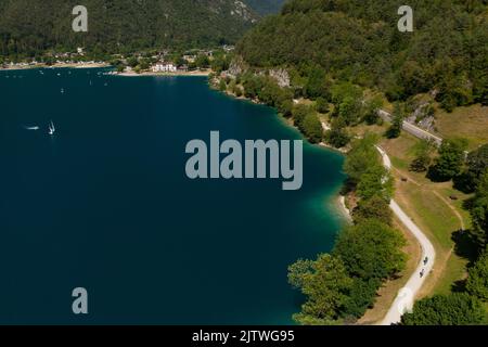 Vue sur la rive du lac de Ledro, hôtel lido Banque D'Images