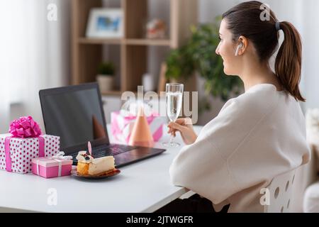 femme avec ordinateur portable ayant une fête d'anniversaire virtuelle Banque D'Images