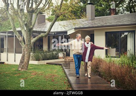 A la retraite et prêt à prendre du temps. Un couple senior aimant prenant une promenade à l'extérieur. Banque D'Images