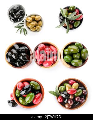 Différents types d'olives savoureuses dans des bols sur fond blanc, vue de dessus Banque D'Images