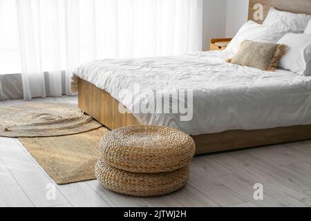 Intérieur d'une chambre confortable avec poufs en rotin Banque D'Images