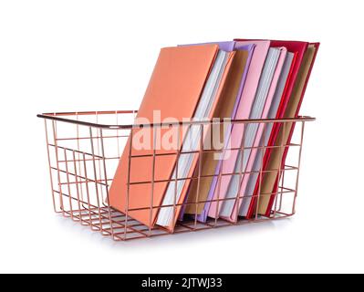 Panier en métal rose avec livres sur fond blanc Banque D'Images