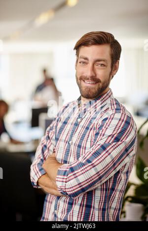 Regardez-moi quand je me dirige vers le haut. Portrait d'un jeune homme d'affaires confiant debout dans un bureau. Banque D'Images