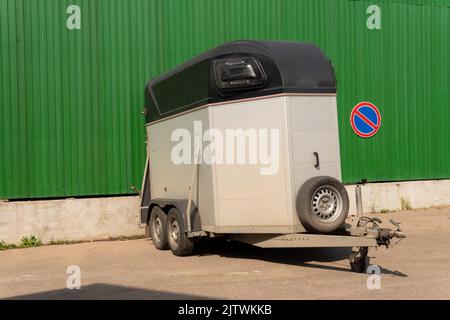 Transport de remorque de cheval transport voyage ferme vieille voiture animale, pour camion de ranch de la vitesse pour la boîte de camping, blanc équestre. Charger le premier plan Banque D'Images