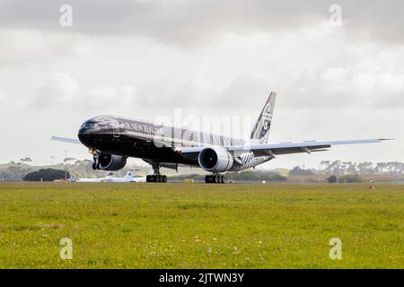 Le plus grand avion noir au monde dans le cadre de la peinture noire d'Air New Zealand célébrant les All Blacks ayant remporté la coupe du monde de rugby Banque D'Images