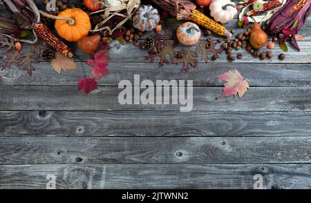 Le contexte de l'automne est composé d'acornes, de maïs, de feuilles d'automne, de fruits et de gourdes pour la saison de récolte Banque D'Images