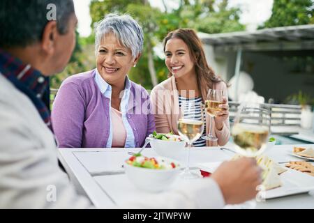 Pour un déjeuner léger, une famille dégusté un déjeuner et un vin à l'extérieur. Banque D'Images