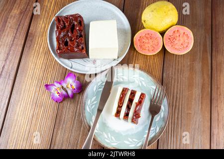 Tranches de fromage de goyave sucré et de caillé à côté d'un couteau de cuivre et vue de Fork TOP. Banque D'Images