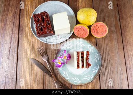 Tranches de fromage de goyave sucré et de caillé à côté d'un couteau de cuivre et vue de Fork TOP. Banque D'Images