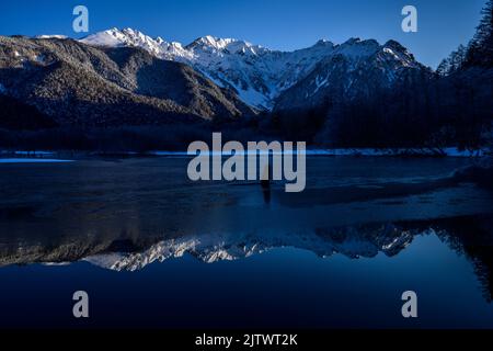 L'étang de Taisho en hiver sévère, Kamikochi, préfecture de Nagano, Japon Banque D'Images