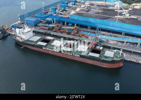 Nakhodka, Russie - 8 août 2022: Les navires de mer sont chargés à un amarrage. Banque D'Images