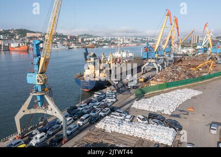 Vladivostok, Russie - 24 juin 2022 : déchargement de voitures d'un navire amarré. Banque D'Images