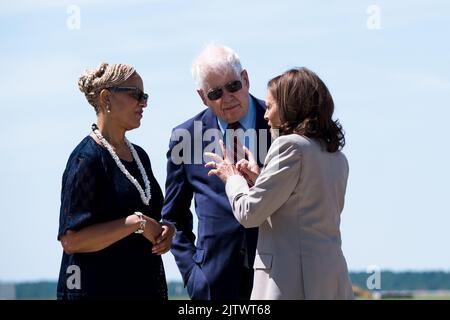 Le représentant des États-Unis, David Price (démocrate de Caroline du Nord), et le maire Elaine O'Neal (démocrate de Durham, Caroline du Nord), saluent le vice-président américain Kamala Harris lors de leur arrivée à l'aéroport international de Raleigh-Durham à Morrisville, en Caroline du Nord, aux États-Unis, le jeudi 1 septembre. 2022. Harris fera le tour du Centre Durham pour la vie des aînés et fera des remarques pour souligner l'engagement de l'administration Biden-Harris à réduire les coûts par le biais de la Loi sur la réduction de l'inflation, selon la Maison Blanche.Credit: Cornell Watson/Pool via CNP /MediaPunch Banque D'Images