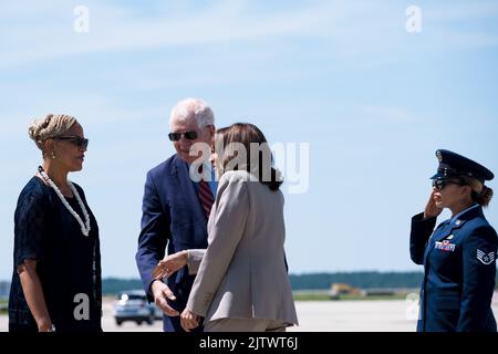 Le représentant des États-Unis, David Price (démocrate de Caroline du Nord), et le maire Elaine O'Neal (démocrate de Durham, Caroline du Nord), saluent le vice-président américain Kamala Harris lors de leur arrivée à l'aéroport international de Raleigh-Durham à Morrisville, en Caroline du Nord, aux États-Unis, le jeudi 1 septembre. 2022. Harris fera le tour du Centre Durham pour la vie des aînés et fera des remarques pour souligner l'engagement de l'administration Biden-Harris à réduire les coûts par le biais de la Loi sur la réduction de l'inflation, selon la Maison Blanche.Credit: Cornell Watson/Pool via CNP /MediaPunch Banque D'Images