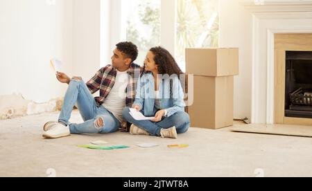 Couple, propriétaire et couleur de la chambre choix de peinture ensemble pour la rénovation de mur de maison et la décoration. Jeune femme et homme en relation décidant à la maison Banque D'Images