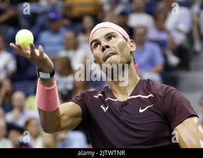 Flushing Meadow, United a déclaré. 01st septembre 2022. Rafael Nadal d'Espagne sert dans le 2nd mis contre Fabio Fognini d'Italie dans la deuxième partie aux Championnats américains de tennis 2022 à l'Open du Stade Arthur Ashe au Centre national de tennis de l'USTA Billie Jean King à New York, jeudi, 1 septembre 2022. Photo de John Angelillo/UPI crédit: UPI/Alay Live News Banque D'Images