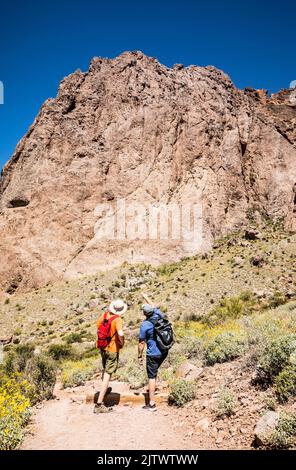 Deux hommes qui font de la randonnée à Siphon s'attirent dans le parc national Lost Dutchman, Arizona, États-Unis. Banque D'Images