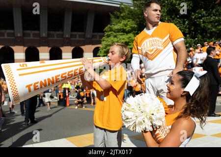 1 septembre 2022: Les bénévoles du Tennessee les meneurs de joie et un jeune fan avant le match de football de la NCAA entre les volontaires de l'Université du Tennessee et les cardinaux de l'État de balle au stade Neyland à Knoxville TN Tim Gangloff/CSM Banque D'Images