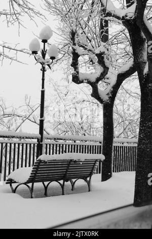 Image d'un banc et d'arbres enneigés. Guarcaregle abruzzo Italie en hiver Banque D'Images