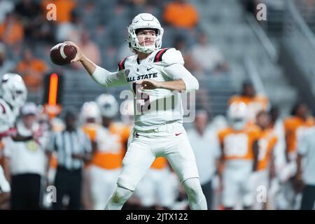 1 septembre 2022: John Paddock #5 des cardinaux de l'État du ballon regarde lancer le ballon pendant le match de football de la NCAA entre les volontaires de l'Université du Tennessee et les cardinaux de l'État du ballon au stade de Neyland à Knoxville TN Tim Gangloff/CSM Banque D'Images