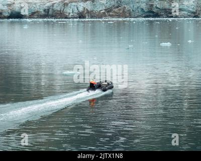 Vue spectaculaire sur le glacier avec des bateaux zodiac en premier plan. Glacier Samarin Breen.Fjord Hornsund, Spitsbergen, Norvège. Juillet 28,2022 Banque D'Images