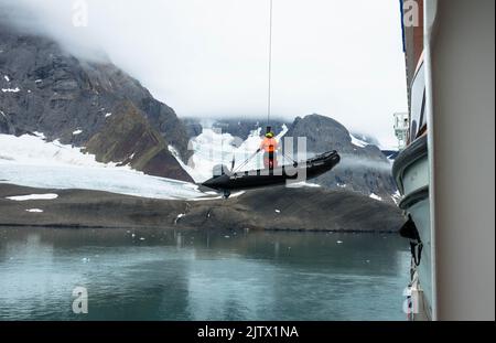 Zodiaque accroché à un crochet sur un navire de passagers. Prêt à partir Svalbard, Norvège 27 juillet 2022 Banque D'Images