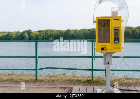 RUSSIE, MOSCOU - 28 AOÛT 2022: Machine Park europe Green Food City animal feed appareils, concept Care public in Polish for ticket Street, voiture jaune Banque D'Images