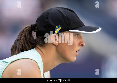 New York, NY - 1 septembre 2022: IGA Swiatek de Pologne sert pendant les championnats américains ouverts contre Sloane Stephens des Etats-Unis au Centre national de tennis Billie Jean King Banque D'Images