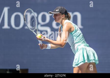 New York, NY - 1 septembre 2022: IGA Swiatek de Pologne sert pendant les championnats américains ouverts contre Sloane Stephens des Etats-Unis au Centre national de tennis Billie Jean King Banque D'Images