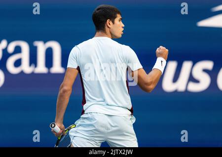 New York, NY - 1 septembre 2022: Carlos Alcaraz, d'Espagne, réagit au cours de la ronde 2nd des championnats américains ouverts contre Federico Coria, d'Argentine, au Centre national de tennis Billie Jean King Banque D'Images