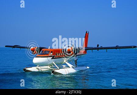 En partant de l'hydravion, les taxis aériens sont des transferts courants de l'aéroport aux îles de la station balnéaire, lagon de l'île de Kuredu, atoll de Laviyani, Océan Indien, Maldives Banque D'Images