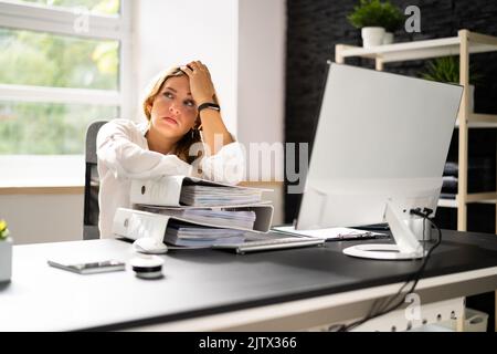 Effort de pile de travail de papier. Fatigue féminine au bureau Banque D'Images