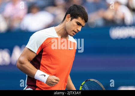 New York, NY - 1 septembre 2022: Carlos Alcaraz d'Espagne réactsl pendant la ronde 2nd des Championnats américains ouverts contre Federico Coria d'Argentine au Centre national de tennis Billie Jean King Banque D'Images