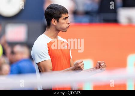 New York, NY - 1 septembre 2022 : Carlos Alcaraz, d'Espagne, célèbre la victoire lors de la ronde 2nd des Championnats d'ouverture américains contre Federico Coria, d'Argentine, au Centre national de tennis Billie Jean King Banque D'Images