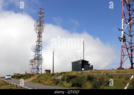 Tours de communication au sommet de Serra de Santa Barbara, le point le plus haut de l'île de Terceira, Açores, Portugal Banque D'Images