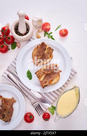 Sauce hollandaise classique au beurre et aux jaunes d'œufs servis dans un saucière Banque D'Images