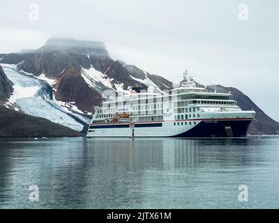 Expédition navire de croisière MS Hanseatic Spirit devant un glacier. Svalbard, Spitzberg, Norvège. 27 juillet 2022 Banque D'Images