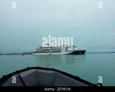 Vue panoramique sur le paysage marin arctique avec le navire d'expédition MS Hanseatic Spirit. Bateau en caoutchouc au premier plan. Svalbard, Norvège. 27 juillet 2022 Banque D'Images