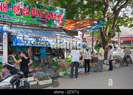 Clients à la boutique florististe, Hai Phong, Vietnam Banque D'Images