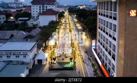Vue aérienne du musée Fatahilah de la vieille ville de Jakarta, Indonésie. Avec le paysage urbain de Jakarta et le nuage de bruit au coucher du soleil. Banque D'Images