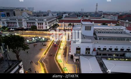 Vue aérienne du musée Fatahilah de la vieille ville de Jakarta, Indonésie. Avec le paysage urbain de Jakarta et le nuage de bruit au coucher du soleil. Banque D'Images