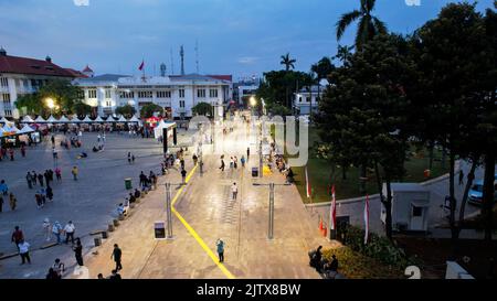 Vue aérienne du musée Fatahilah de la vieille ville de Jakarta, Indonésie. Avec le paysage urbain de Jakarta et le nuage de bruit au coucher du soleil. Banque D'Images