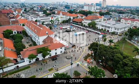Vue aérienne du musée Fatahilah de la vieille ville de Jakarta, Indonésie. Avec le paysage urbain de Jakarta et le nuage de bruit au coucher du soleil. Banque D'Images