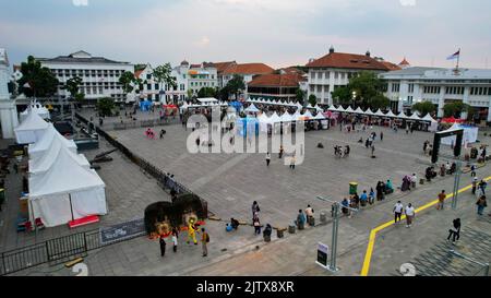 Vue aérienne du musée Fatahilah de la vieille ville de Jakarta, Indonésie. Avec le paysage urbain de Jakarta et le nuage de bruit au coucher du soleil. Banque D'Images