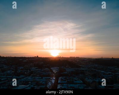 coucher de soleil au-dessus de la ville de lviv en hiver Banque D'Images