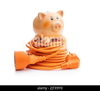 Cordon d'alimentation d'extension orange et banc de porc isolé sur fond blanc. Banque D'Images