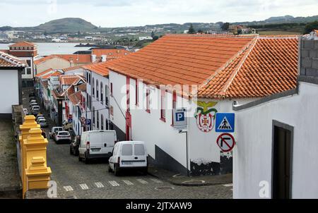 Rue Alexandre Ramos dans la vieille ville, vue sur la baie en arrière-plan, Praia da Vitoria, Terceira, Açores, Portugal Banque D'Images